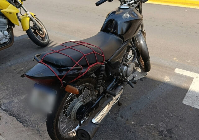 Homem foge a pé e abandona moto clonada e com motor adulterado