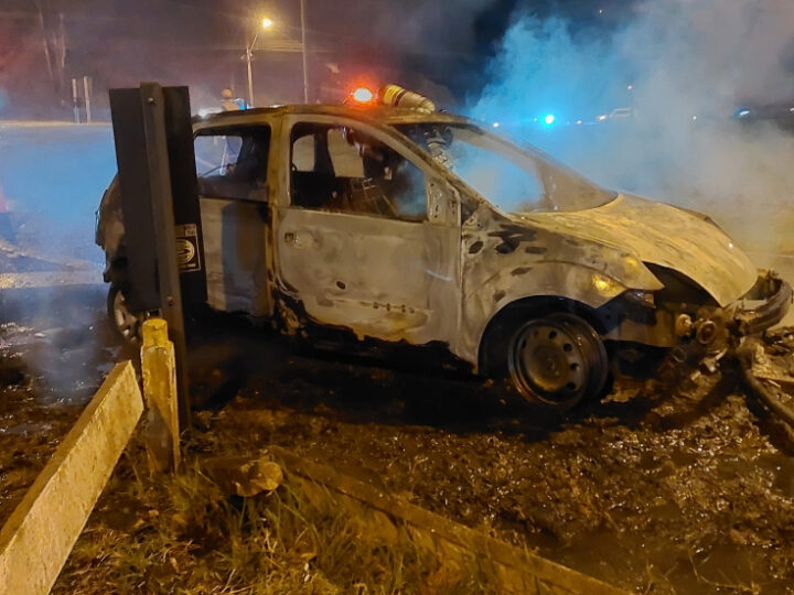 Carro fica destruído após incêndio na rotatória da Unesp