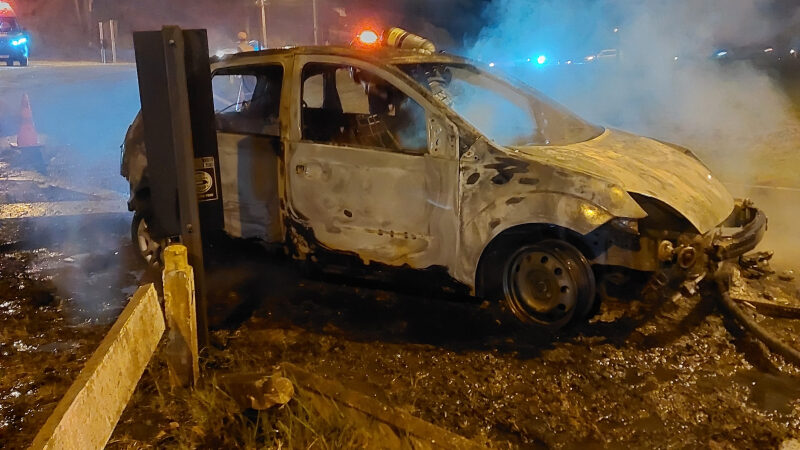 Carro fica destruído após incêndio na rotatória da Unesp