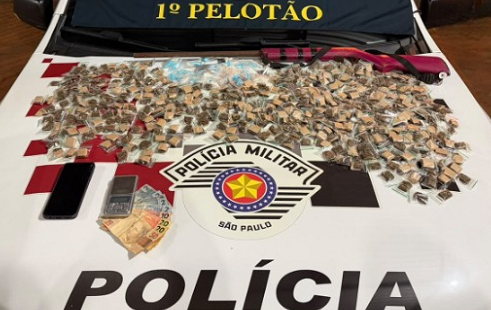 Homem flagrado com mais de 500 porções de drogas na mesa e espingarda debaixo da cama