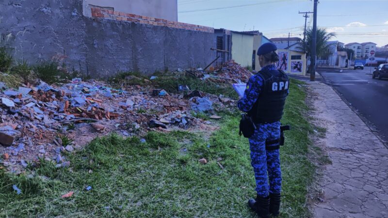 GCM flagra descarte de materiais em frente a escola