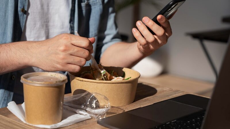 Distração à mesa aumenta o risco de comer em excesso