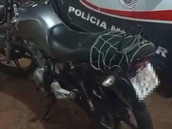 Motociclista instala “placa artesanal” e bate veículo contra cerca ao fugir da PM