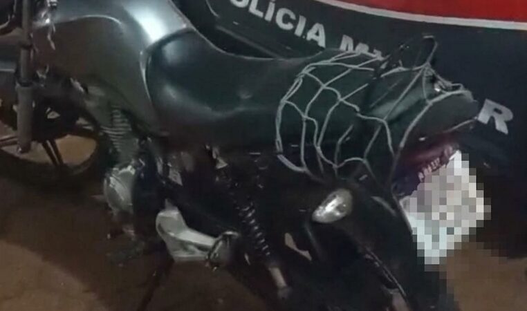 Motociclista instala “placa artesanal” e bate veículo contra cerca ao fugir da PM