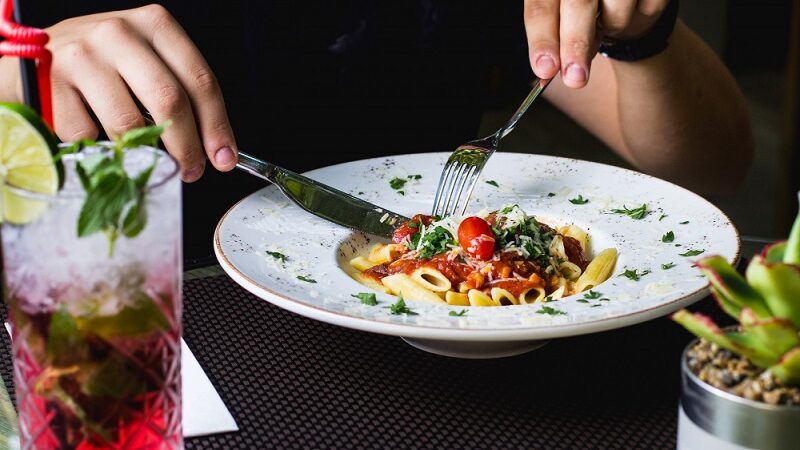 Como seus hábitos alimentares afetam o sono