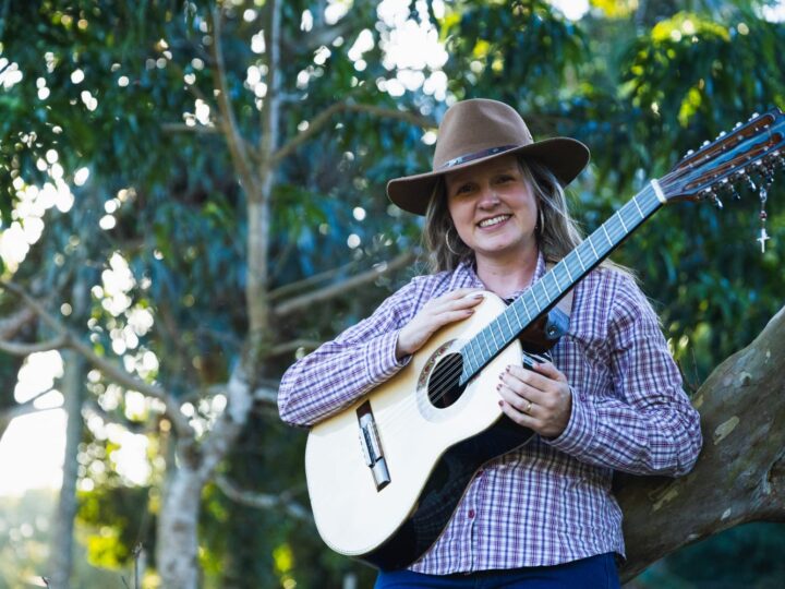 Karoline Violeira lança música “Cheiro de Mato Roçado”, em homenagem aos pais