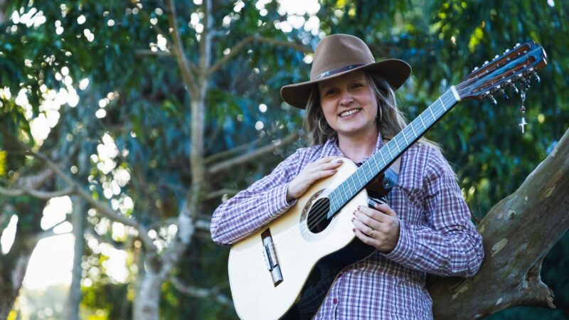 Karoline Violeira lança música “Cheiro de Mato Roçado”, em homenagem aos pais