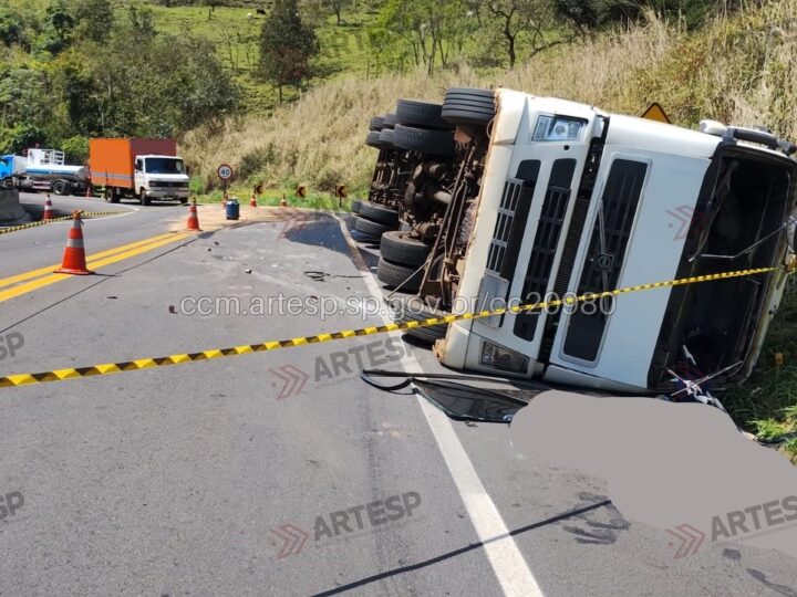 Carreta com óleo vegetal tomba e interdita rodovia da região