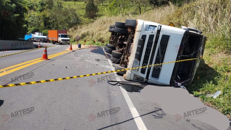 Carreta com óleo vegetal tomba e interdita rodovia da região
