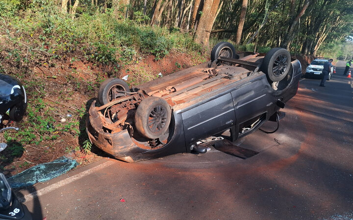 Motorista perde controle de direção e carro capota na Alcides Soares