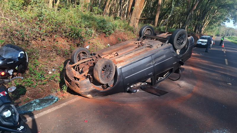 Motorista perde controle de direção e carro capota na Alcides Soares