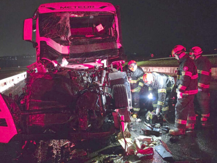 Choque entre caminhões em pedágio deixa motorista ferido
