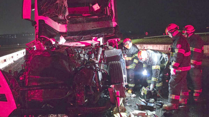 Choque entre caminhões em pedágio deixa motorista ferido