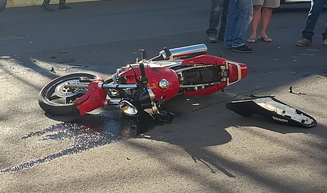 Motociclista para em cima de carro após colisão