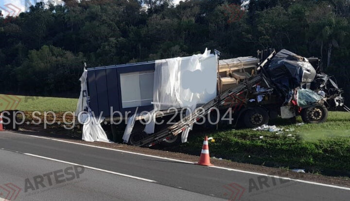 Passageira morre ao ser ejetada de caminhão em colisão