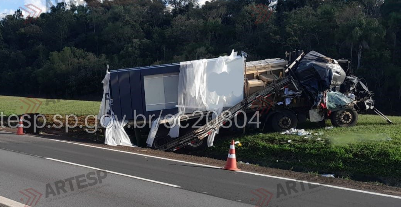 Passageira morre ao ser ejetada de caminhão em colisão