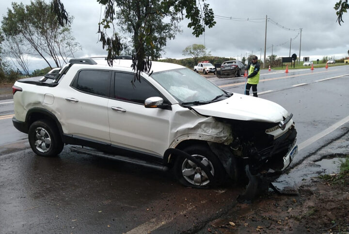 Carro invade pista e provoca colisão no trevo de acesso ao Rio Bonito