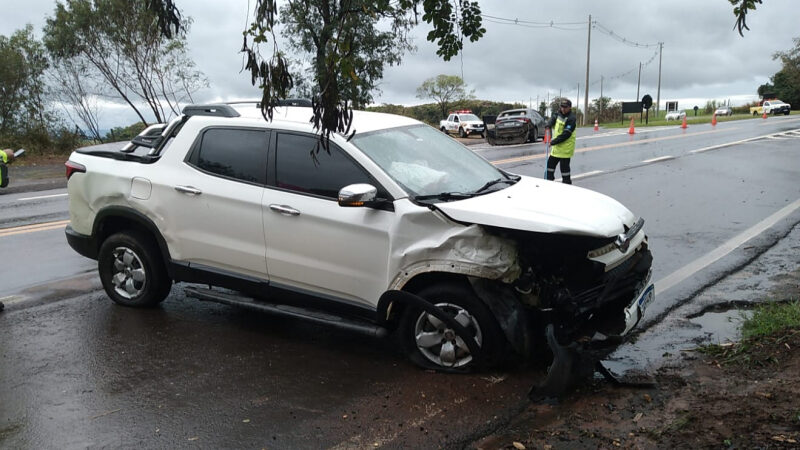 Carro invade pista e provoca colisão no trevo de acesso ao Rio Bonito