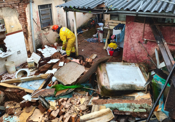 Casa desaba parcialmente e moradores são resgatados