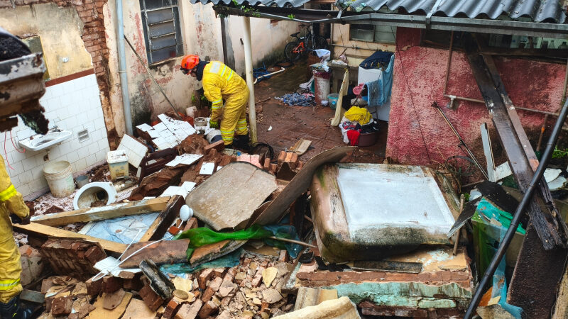 Casa desaba parcialmente e moradores são resgatados