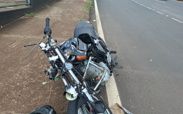 Motociclista gravemente ferido em colisão contra caminhão