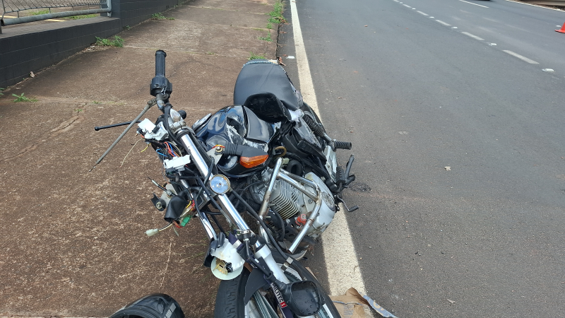 Motociclista gravemente ferido em colisão contra caminhão