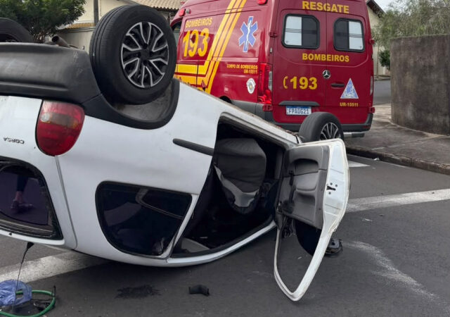 Motorista socorrida após capotamento de carro