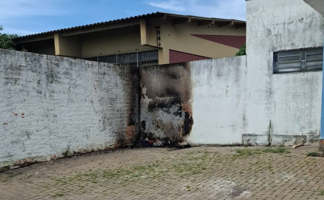 Incêndio atinge muro de escola e carro de professora