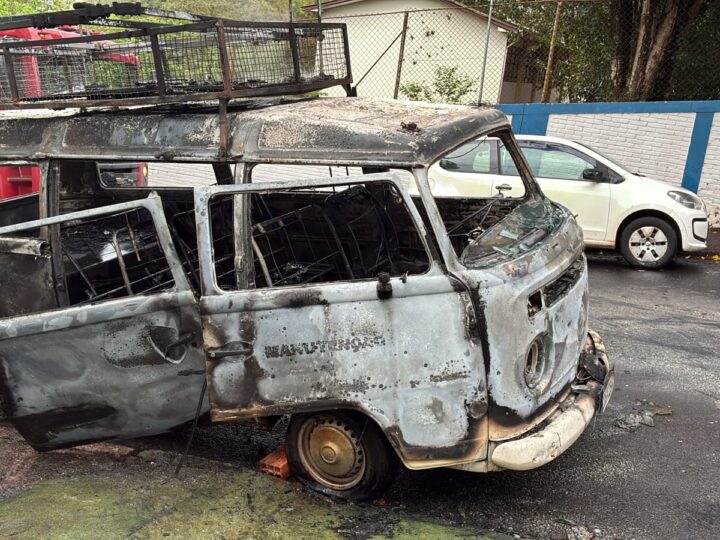 Kombi da Prefeitura de Botucatu destruída após incêndio