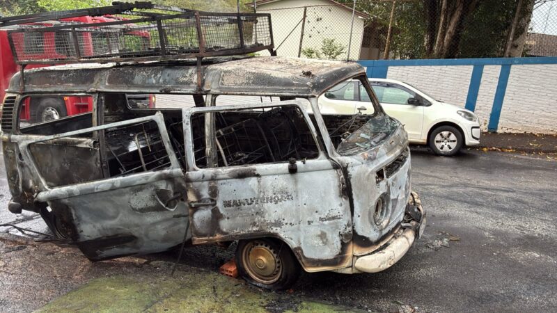 Kombi da Prefeitura de Botucatu destruída após incêndio