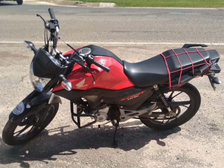 Motociclista sem CNH sofre queda ao tentar fugir da PM