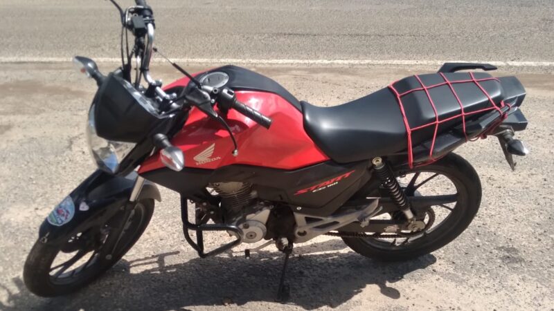Motociclista sem CNH sofre queda ao tentar fugir da PM