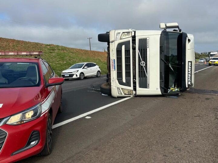 Motorista perde controle de direção e caminhão tomba na Castello Branco
