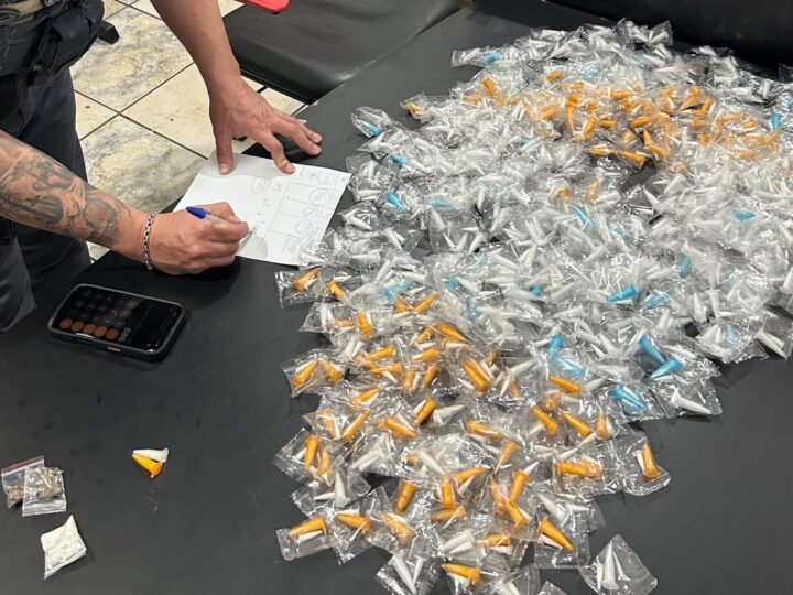 Mulher presa com mais de 890 porções de cocaína e dinheiro do tráfico