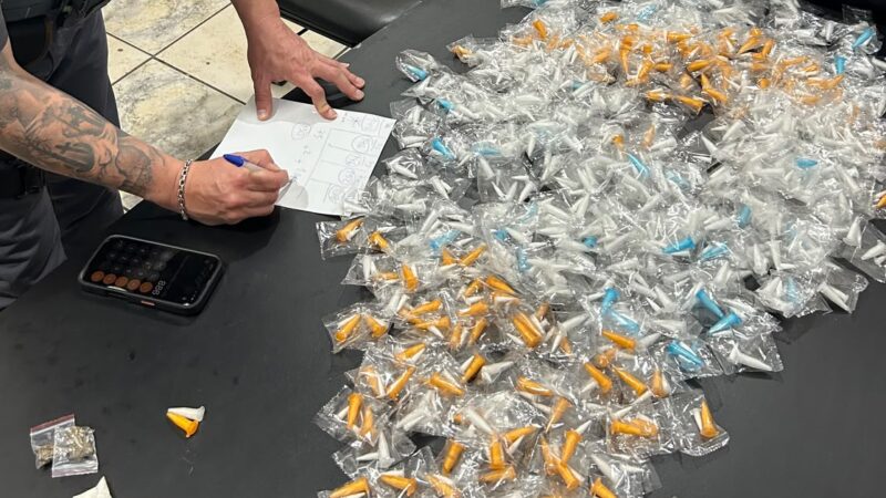 Mulher presa com mais de 890 porções de cocaína e dinheiro do tráfico