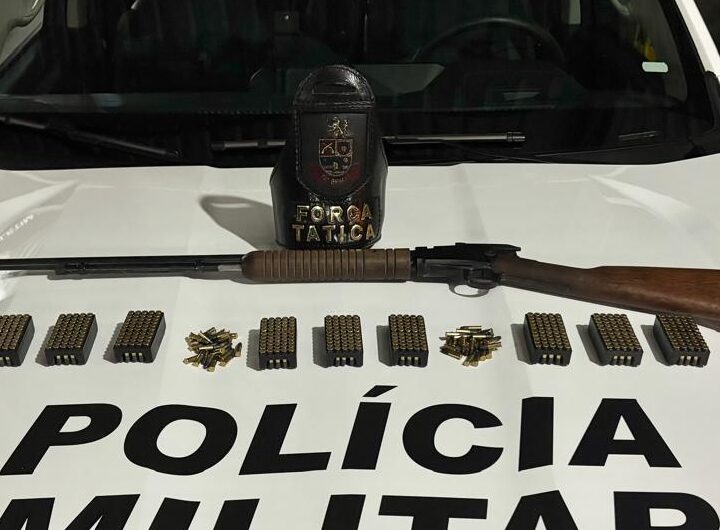 Homem preso por manter armas e munições irregulares dentro de casa
