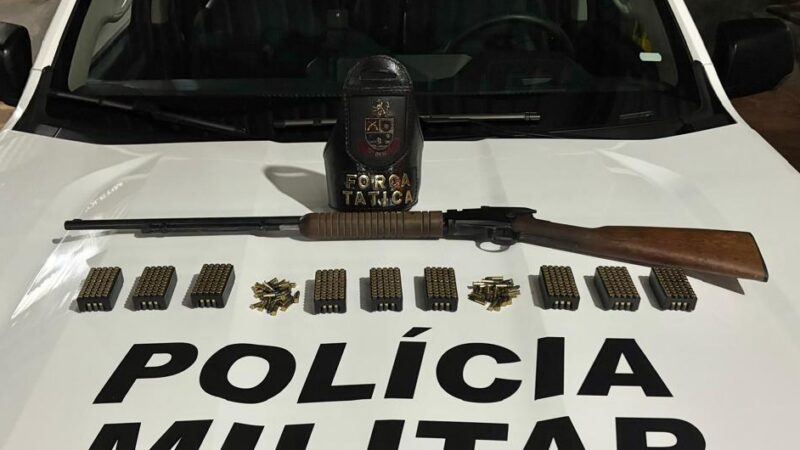 Homem preso por manter armas e munições irregulares dentro de casa
