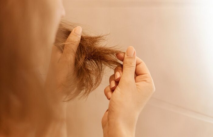 Cabelo descolorido e alisado sofre mais com o calor