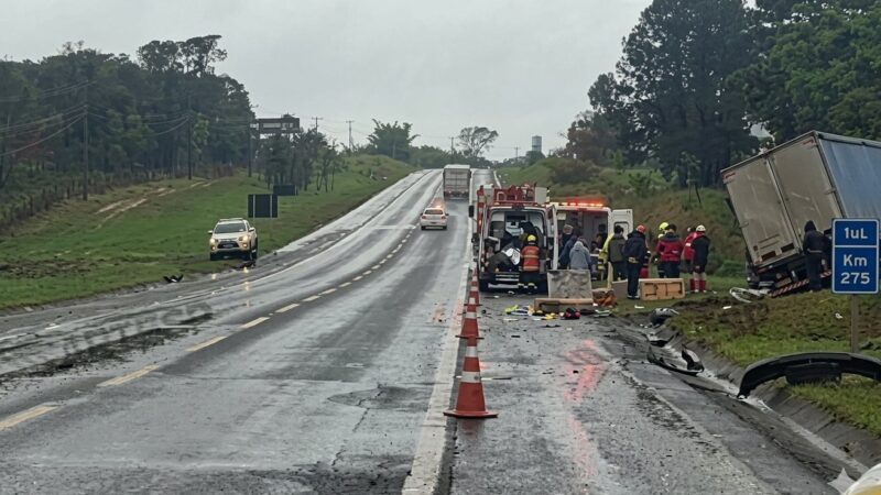 Colisão entre carro e caminhão deixa dois mortos na região