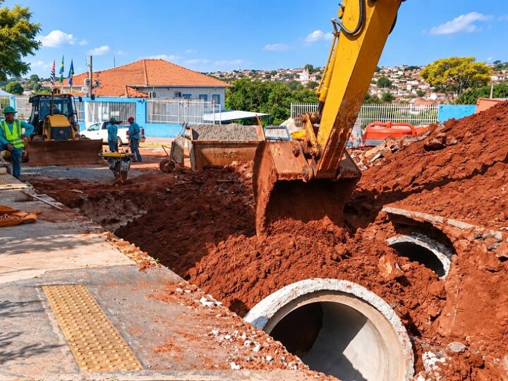 Obras de drenagem avançam pela Rua Galvão Severino