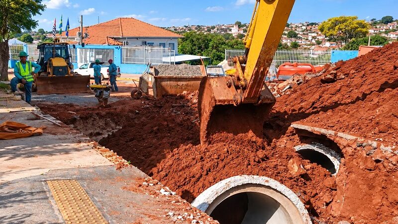 Obras de drenagem avançam pela Rua Galvão Severino