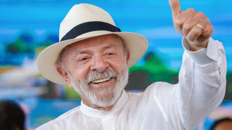 Lula é reeleito presidente do Brasil em virada histórica