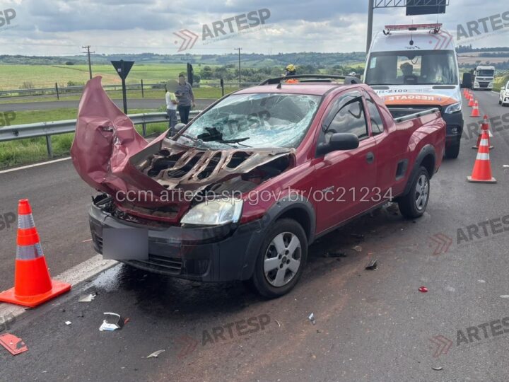 Motorista se distrai e pick-up colide contra carreta de etanol