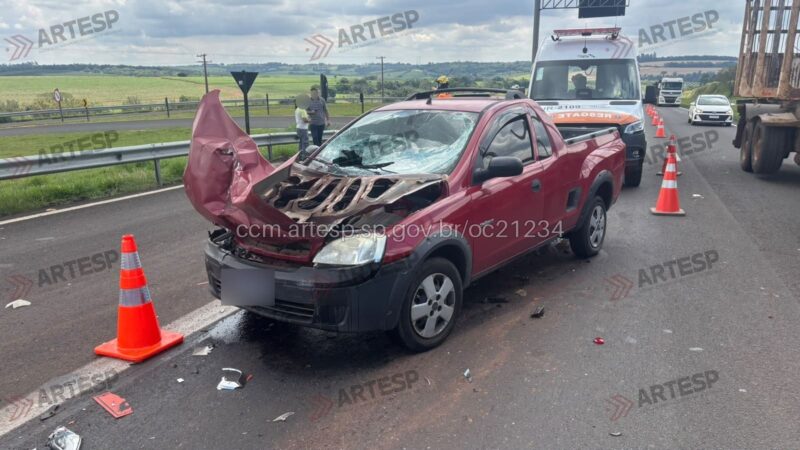 Motorista se distrai e pick-up colide contra carreta de etanol