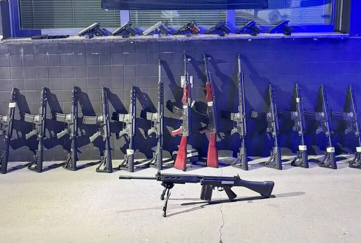 Polícia apreende arsenal de armas escondido nas portas de carro
