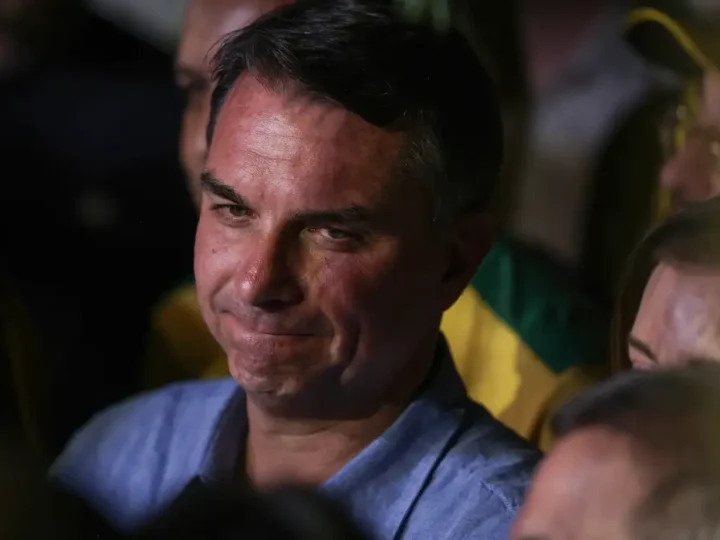 PF investiga circunstâncias da fuga de Flávio Bolsonaro do Brasil