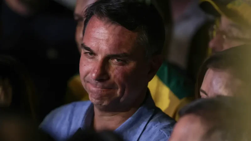 PF investiga circunstâncias da fuga de Flávio Bolsonaro do Brasil
