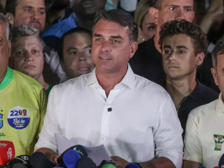Em carta, Flávio agradece Milei e Trump por apoio para fugir do Brasil