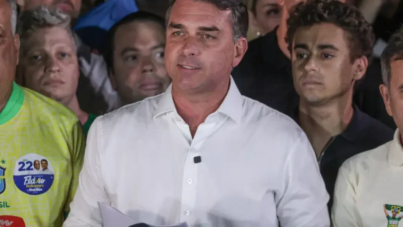 Em carta, Flávio agradece Milei e Trump por apoio para fugir do Brasil