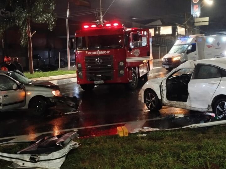 Bombeiros resgatam vítimas de colisão no acesso à Domingos Sartori